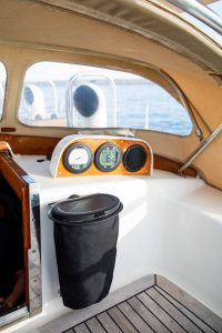 An allen glatten Oberflächen hält der Vacuclip. Perfekte Mülllösung fürs Boot!