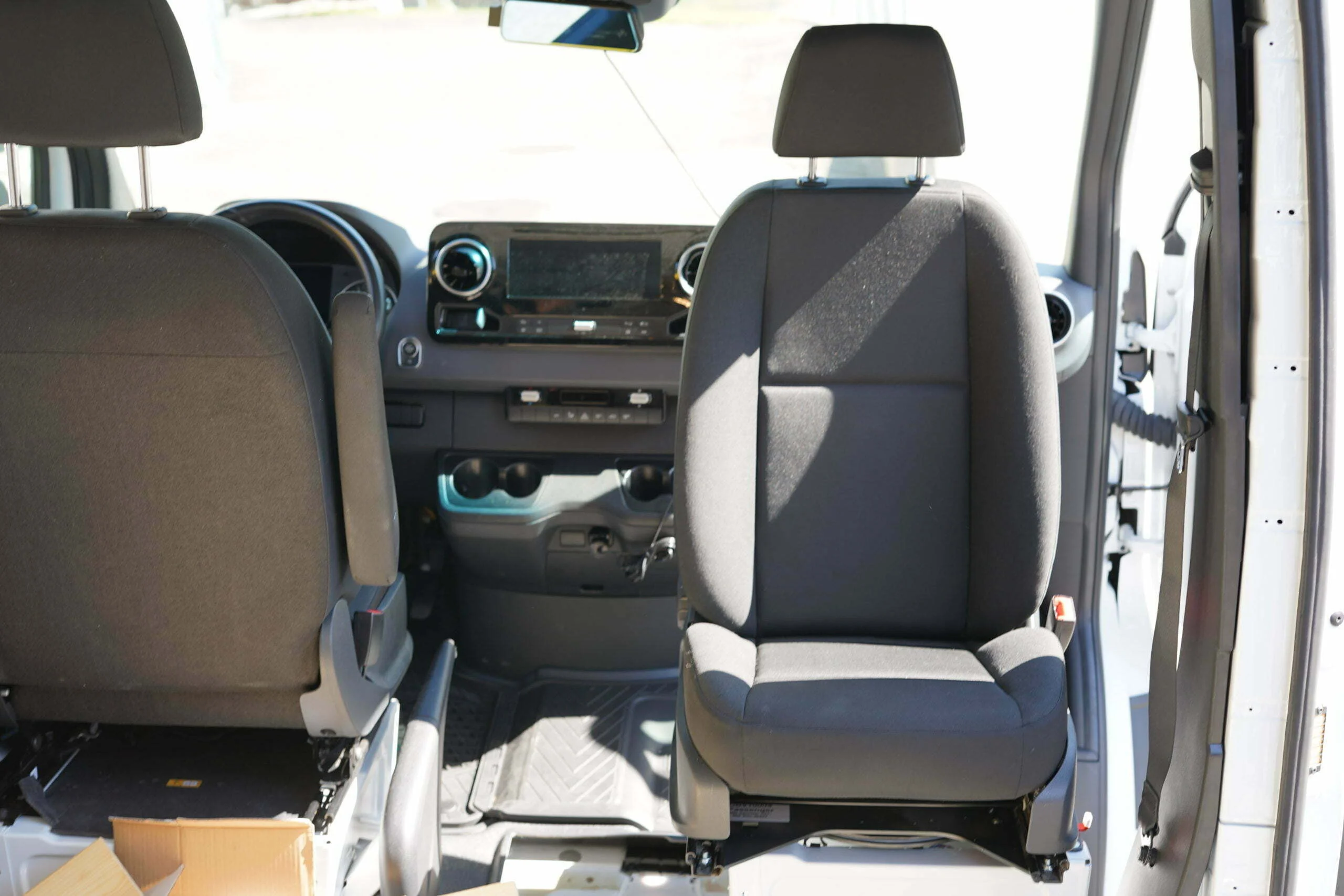 Exchange the double seat for a single seat - including swivel console